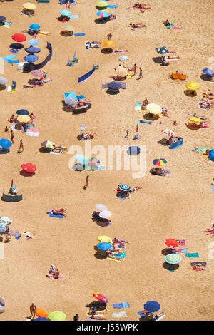 NAZARE, Portogallo - 26 giugno 2016: vista panoramica su Nazare spiaggia sabbiosa riviera sulla costa dell'Oceano Atlantico. Portogallo Foto Stock