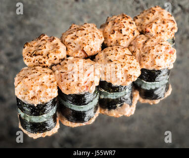 Rotolo di Sushi con salmone Foto Stock