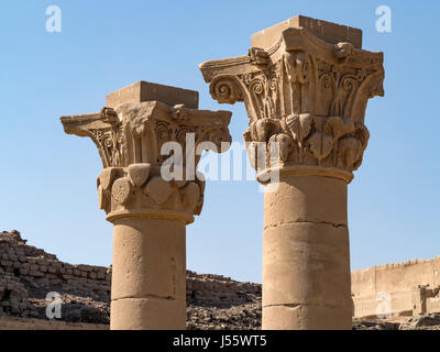 Capitali nel cortile esterno al tempio di Denderah, nei pressi di Qena, Egitto Foto Stock