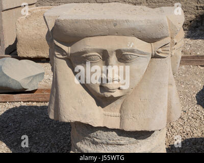 Testa di Hathor scultura nel cortile esterno al tempio di Denderah, nei pressi di Qena, Egitto Foto Stock