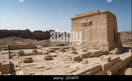 L'Iseum nel cortile esterno al tempio di Denderah, nei pressi di Qena, Egitto Foto Stock