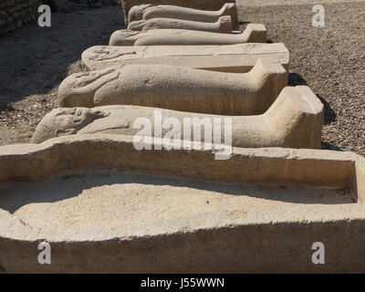 Nel cortile esterno al tempio di Denderah, nei pressi di Qena, Egitto Foto Stock