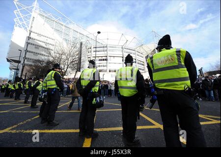 Linea di polizia al di fuori di ST JAMES P NEWCASTLE FC V SUNDERLAND FC St James Park Newcastle Inghilterra 01 Febbraio 2014 Foto Stock