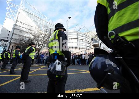 Linea di polizia al di fuori di ST JAMES P NEWCASTLE FC V SUNDERLAND FC St James Park Newcastle Inghilterra 01 Febbraio 2014 Foto Stock