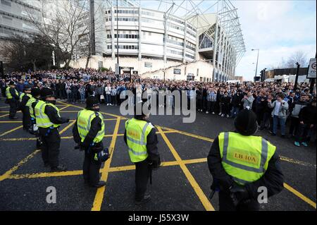 Linea di polizia al di fuori di ST JAMES P NEWCASTLE FC V SUNDERLAND FC St James Park Newcastle Inghilterra 01 Febbraio 2014 Foto Stock