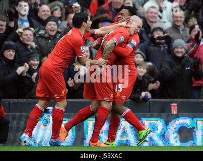 MARTIN SKRTEL celebra con il Liverpool FC V Arsenal FC ANFIELD LIVERPOOL ENGLAND 08 Febbraio 2014 Foto Stock