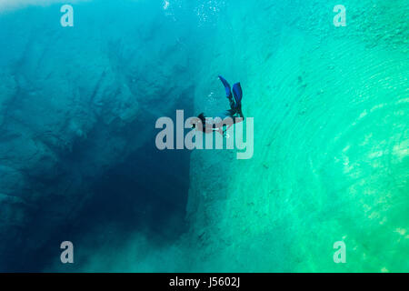 Diving in la sorgente del fiume Cetina Foto Stock