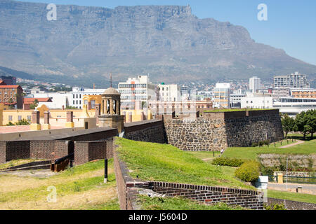 Castello di Buona Speranza nella parte anteriore del Table Mountain e Cape Town, Sud Africa Foto Stock