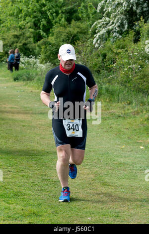 Uomo in esecuzione in Stratford Triathlon, Stratford-upon-Avon, Regno Unito Foto Stock