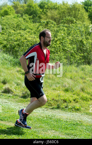 Uomo in esecuzione in Stratford Triathlon, Stratford-upon-Avon, Regno Unito Foto Stock