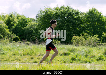 Uomo in esecuzione in Stratford Triathlon, Stratford-upon-Avon, Regno Unito Foto Stock