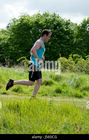 Uomo in esecuzione in Stratford Triathlon, Stratford-upon-Avon, Regno Unito Foto Stock