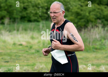 Uomo in esecuzione in Stratford Triathlon, Stratford-upon-Avon, Regno Unito Foto Stock