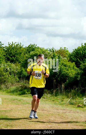 Uomo in esecuzione in Stratford Triathlon, Stratford-upon-Avon, Regno Unito Foto Stock