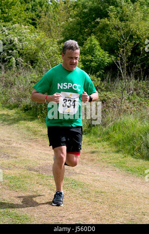 Uomo in esecuzione in Stratford Triathlon, Stratford-upon-Avon, Regno Unito Foto Stock