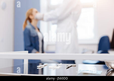 Messa a fuoco selettiva di strumenti medicali giacente sul tavolo Foto Stock