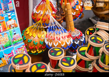 SALVADOR, Brasile - 9 Marzo 2017: un negozio di souvenir che vendono prodotti artigianali locali e Afro-brasiliano strumenti musicali nel centro storico di Pelourinho. Foto Stock