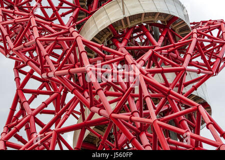 Un primo piano di ArcelorMittal Orbit progettata dallo scultore Sir Anish Kapoor e ingegnere Cecil Balmond in Stratford Olympic Park Foto Stock