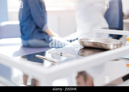 Gli strumenti medici giacente sul tavolo Foto Stock