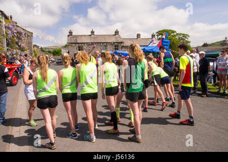 L'inizio della junior è sceso in gara il cuculo annuale Festival in Austwick, Yorkshire Dales, UK. Foto Stock