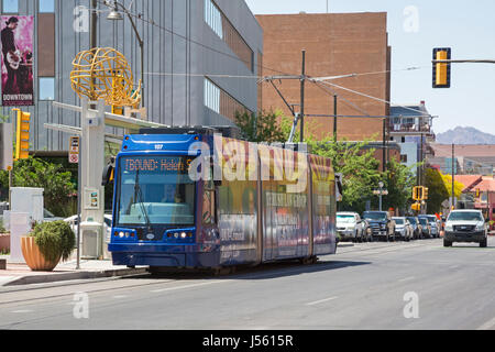 Tucson, Arizona - Il Sole Link tram. Il tram percorre un 3.9-miglio percorso collegando cinque distretti della città. Foto Stock