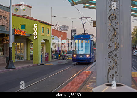 Tucson, Arizona - Il Sole Link streetcar nel 4° Avenue business district. Il tram percorre un 3.9-miglio percorso collegando cinque distretti in Foto Stock