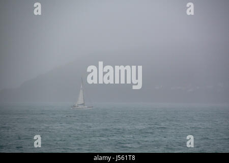 Penzance, Cornwall, Regno Unito. 16 maggio 2017. Regno Unito Meteo. Nuvole basse sindone il litorale a Penzance, portando mizzly pioggia. Venti erano anche iniziare a spingere le onde di oltre il fronte mare. Visto qui una voce di yacht nel porto di Newlyn, appena visibile attraverso la nebbia. Credito: Simon Maycock/Alamy Live News Foto Stock