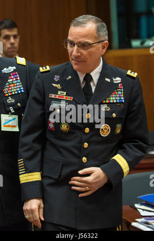 Bruxelles, Belgio. 16 Maggio, 2017. Curtis generale Michael 'Mike Scaparrotti" la corrente Il Comandante supremo alleato in Europa (SACEUR) della NATO il Comando alleato per le operazioni (R) arriva prima al comitato militare incontro con la NATO comitato militare di Bruxelles in Belgio su 16.05.2017 da Wiktor Dabkowski | Utilizzo di credito in tutto il mondo: dpa/Alamy Live News Foto Stock