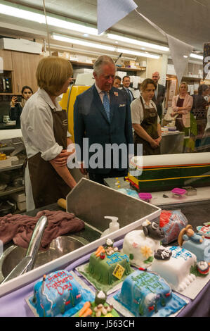 Oxford, Oxfordshire, Regno Unito. 16 maggio 2017, il principe Carlo e Camilla visitando il Mercato coperto in Oxford Credito: Stanislav Halcin/Alamy Live News Foto Stock