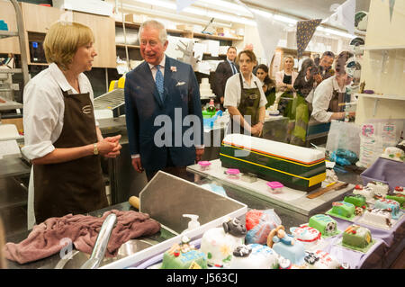 Oxford, Oxfordshire, Regno Unito. 16 maggio 2017, il principe Carlo e Camilla visitando il Mercato coperto in Oxford Credito: Stanislav Halcin/Alamy Live News Foto Stock