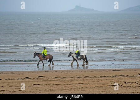 Swansea, Regno Unito. 16 Maggio, 2017. Regno Unito Meteo. Cavalieri coraggiosi il bagnato e ventoso sul lungomare a Swansea Bay questo pomeriggio. Credito: Phil Rees/Alamy Live News Foto Stock