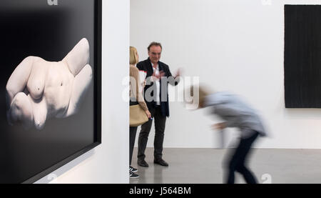 Bremen, Germania. 16 Maggio, 2017. I visitatori prendere uno sguardo intorno alla nuova mostra speciale 'Prova di vita/Lebenszeichen" (20 maggio 2017 - 25 febbraio 2018) a Weserburg Museum di Brema, Germania, 16 maggio 2017. In primo piano il lavoro di arte "Elisabeth con il gomito e nasconde il viso, 2012' dall artista israeliano Nadav Kander è raffigurato. Al 'Prova di vita' anteprima più di 100 dipinti, sculture e fotografie che potrebbe essere visto che perseguono le domande esistenziali. Foto: Ingo Wagner/dpa/Alamy Live News Foto Stock