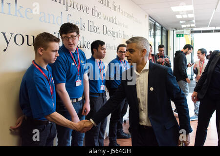 Londra, Regno Unito. 16 Maggio, 2017. Il sindaco di Londra Sadiq Khan incontra gli studenti a Croydon College. Khan ha visitato Croydon Boxpark e Croydon College per sostenere il lavoro candidato Sarah Jones in sede marginale Croydon centrale. I Conservatori tenere il sedile con una maggioranza di 165 voti. Credito: Giacobbe Sacks-Jones/Alamy Live News. Foto Stock