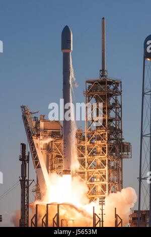 La SpaceX Falcon 9 rocket portano il Inmarsat-5 F4 satellite in orbita con successo di blasti fuori dal complesso di lancio 39A al Kennedy Space Center il 15 maggio 2017 a Cape Canaveral, in Florida. Il razzo richiesto un aumento della capacità di sollevare la massiccia double-decker bus 6.100 dimensioni chilogrammo Inmarsat-5 F4 satellite nello spazio. Foto Stock