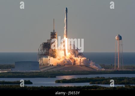 La SpaceX Falcon 9 rocket portano il Inmarsat-5 F4 satellite in orbita con successo di blasti fuori dal complesso di lancio 39A al Kennedy Space Center il 15 maggio 2017 a Cape Canaveral, in Florida. Il razzo richiesto un aumento della capacità di sollevare la massiccia double-decker bus 6.100 dimensioni chilogrammo Inmarsat-5 F4 satellite nello spazio. Foto Stock