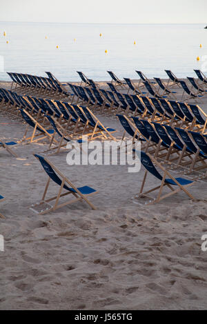 Cannes, Francia. 16 Maggio, 2017. Cinéma de la Plage fervono i preparativi per la outdoor con proiezioni di film al settantesimo Cannes Film Festival presso il Palais des festivals, a partire 17 maggio. Cannes, Francia, martedì 16 maggio 2017 Credit: Doreen Kennedy/Alamy Live News Foto Stock