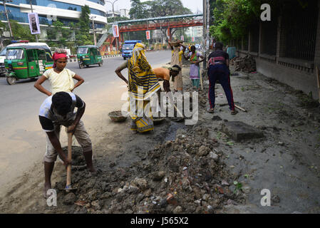 Dacca in Bangladesh. 16 Maggio, 2017. Operai del Bangladesh il lavoro sulla riparazione di strade di Dacca, capitale del Bangladesh. Il 16 maggio 2017 Credit: Mamunur Rashid/Alamy Live News Foto Stock