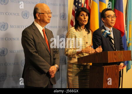 La città di New York, Stati Uniti d'America. 16 Maggio, 2017. Nikki Haley parla sulla Corea del Nord missile lancia al di fuori del Consiglio di Sicurezza delle Nazioni Unite il 16 maggio con controparti provenienti da Giappone (Koro Bessho) e Corea del Sud (Tae-yul Cho) Credito: Matthew Russell Lee/Alamy Live News Foto Stock