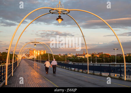 Southport, Merseyside, Regno Unito. 16 Maggio, 2017. Regno Unito Meteo. Tramonto colorato su Southport il molo vittoriano come camminatori e ciclisti prendere esercitare sulla seconda molo più lungo in Inghilterra. Eliminazione del cielo di sera dopo una giornata di sole e di docce, ma la previsione è per la pioggia per tornare. Credito: MediaWorldImages/AlamyLiveNews Foto Stock