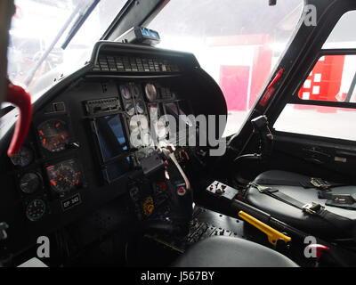 Agusta A-109K dashboard in elicottero presso il Salone Internazionale delle Tecnologie per la difesa, SITDEF, 2017, presso la sede dell'esercito peruviano. La manifestazione si terrà dal 18 al 21 maggio con la presenza dei rappresentanti di 27 paesi Foto Stock