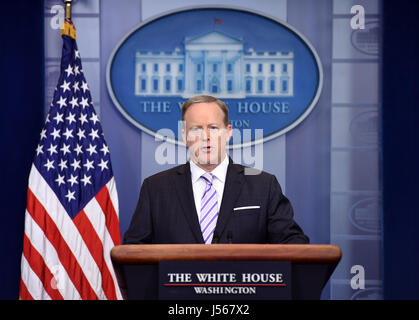 Washington, Stati Uniti d'America. 16 Maggio, 2017. Stati Uniti Portavoce della Casa Bianca Sean Spicer parla durante un briefing con la stampa alla Casa Bianca di Washington, DC 16 maggio 2017. Credito: Yin Bogu/Xinhua/Alamy Live News Foto Stock