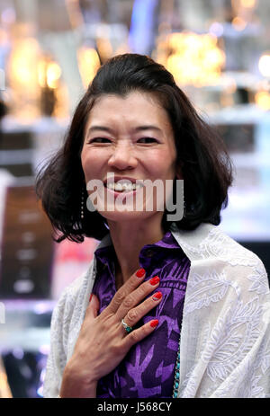 Tokyo, Giappone. 16 Maggio, 2017. In Giappone il malt liquor maker ben luppolata bevanda presidente Mina Ishiwatari sorrisi come ella apre la 'ben luppolata Ice Bar' al quartiere Akasaka di Tokyo a Tokyo il Martedì, 16 maggio 2017. Le persone godono di un evento notturno con 22 metri di ghiaccio lungo il contatore realizzato, del peso di 6 tonnellate, prodotta da ghiaccio carving artisti di Okamoto Studio basata a New York. Credito: Yoshio Tsunoda/AFLO/Alamy Live News Foto Stock