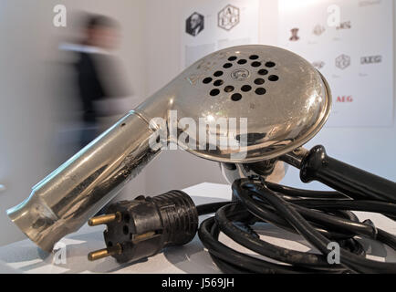 Bremen, Germania. 16 Maggio, 2017. Un AEG asciugacapelli sul display in Wilhelm Wagenfeld House Design Museum di Brema, Germania, 16 maggio 2017. La mostra ospitata dal Museo guarda al collegamento tra arte e design nel contesto del branding. Foto: Ingo Wagner/dpa/Alamy Live News Foto Stock