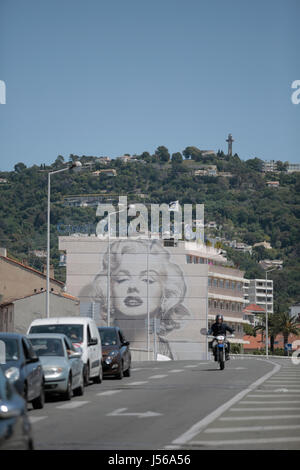 Marilyn Monroe in verticale sul lato di un hotel 70 Th Cannes Film Festival Cannes Film Festival Impostare 70 Th Cannes Film Festival Cannes, Francia 16 maggio 2017 Diy credito98907: Allstar Picture Library/Alamy Live News Foto Stock