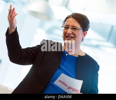 Amburgo, Germania. Il 17 maggio 2017. Petra Scharner-Wolff, il CFO del Gruppo Otto, in occasione di una conferenza stampa alla quale la società ha rilasciato la sua relazione finanziaria annuale ad Amburgo, Germania, 17 maggio 2017. Il 52-anno-vecchio CEO Birkin ha preso la sua posizione su il 1 gennaio 2017. Foto: Christophe Gateau/dpa/Alamy Live News Foto Stock