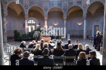 Monaco di Baviera, Germania. Il 17 maggio 2017. Parenti, amici ed appassionati di frequentare il servizio funebre di attore tedesco Lukas Ammann che morì all'età di 104 a Monaco di Baviera, Germania, il 17 maggio 2017. Foto: Peter Kneffel/dpa/Alamy Live News Foto Stock