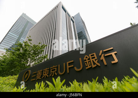 Un cartello di Banca della Tokyo-Mitsubishi UFJ sul display al di fuori del suo edificio il 17 maggio 2017, Tokyo, Giappone. In Giappone il più grande banca intende abbreviare il suo nome dalla caduta ''Tokyo'' alla banca di Mitsubishi UFJ. Credito: Rodrigo Reyes Marin/AFLO/Alamy Live News Foto Stock