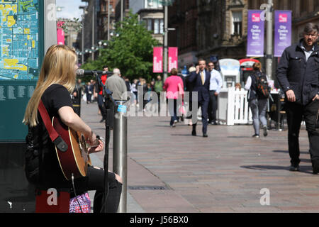 Glasgow 17 maggio 2017. Una bella giornata calda e soleggiata nel centro della città di Glasgow. Busker a Buchanan Street. Alan Oliver/Alamy Live News Foto Stock
