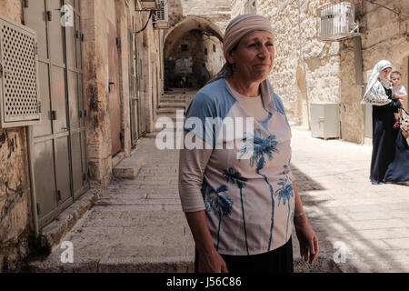 Gerusalemme, Israele. Il 17 maggio 2017. ESTHER STERNBERG si erge al di fuori del suo appartamento nel quartiere musulmano, un appartamento acquistato da Ateret Cohanim, un ebreo israeliano di lavoro dell'Organizzazione per la creazione di una maggioranza ebraica a Gerusalemme Est. Credito: Nir Alon/Alamy Live News Foto Stock