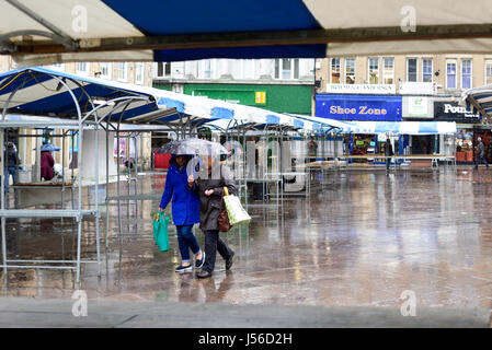 Mansfield, Nottinghamshire, Regno Unito: 17 maggio 2017. Pioggia torrenziale spazza la città mercato di Mansfield.Forecasters sta dicendo che ci potrebbe fino a dodici ore di heavy rain in East Midlands. Credito: Ian Francesco/Alamy Live News Foto Stock